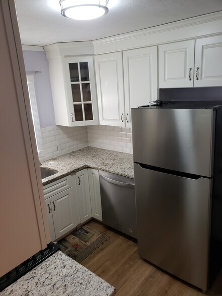 Building Photo - 473 River St