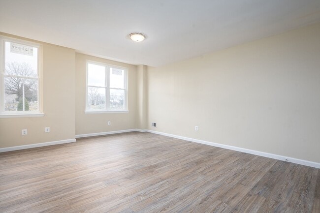 Building Photo - Beautifully renovated single family home