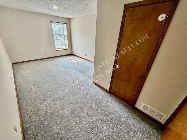 Building Photo - 6622 W 149th Terrace