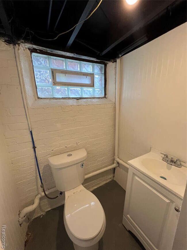 Building Photo - 16157 Linwood St