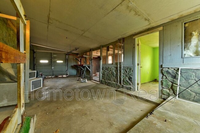Building Photo - 1103 N Louisa Ave