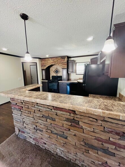Building Photo - 15621 Pine Ridge Dr