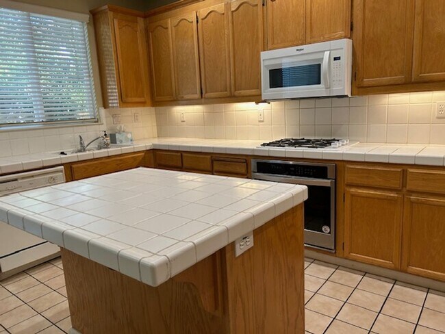 Building Photo - Spacious 4 bedroom, 2.5 Bathroom Available...