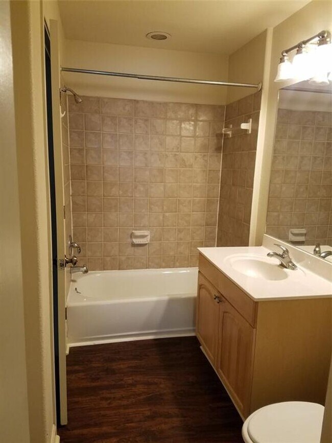 Building Photo - 4 bedroom 3 bath in the heart of North Campus