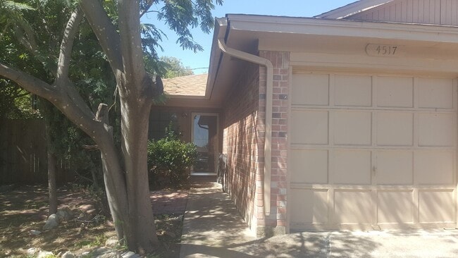 Building Photo - One Side of Duplex is Waiting for You- 2 Bed- 2 Bath- Lake Worth on Cul De Sac- 76135