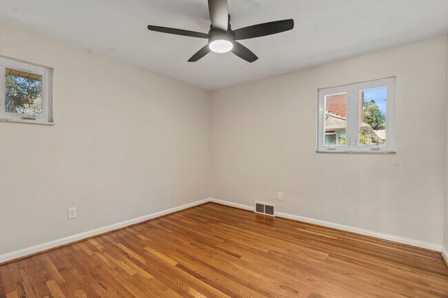 Building Photo - Beautifully Renovated 4 Bed/ 2 Bath with 2...
