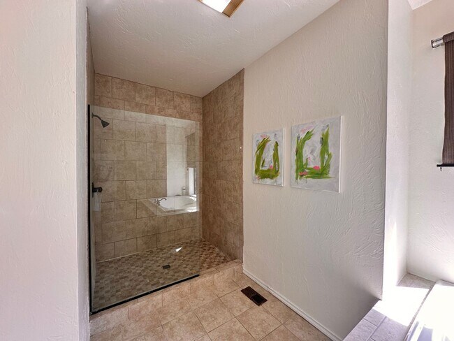 Building Photo - Spacious 4 Bed in Deer Creek