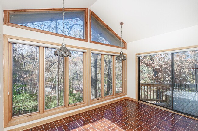 Building Photo - 1424 Bradford Dr