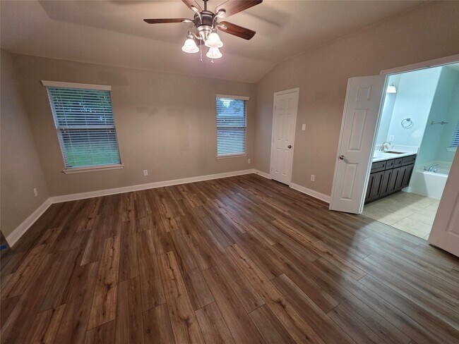 Building Photo - 3011 Crescent Oaks Park Ln