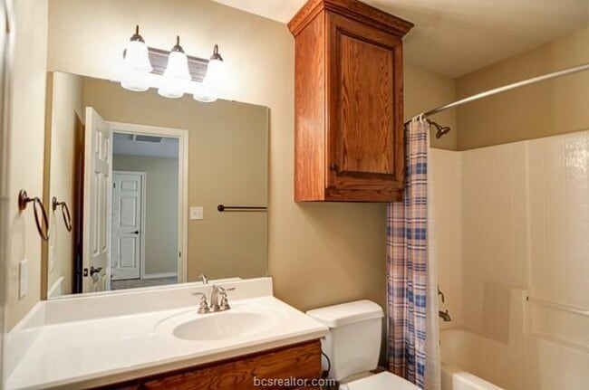 Building Photo - Available August 2026! Beautiful 5 Bed/4 B...