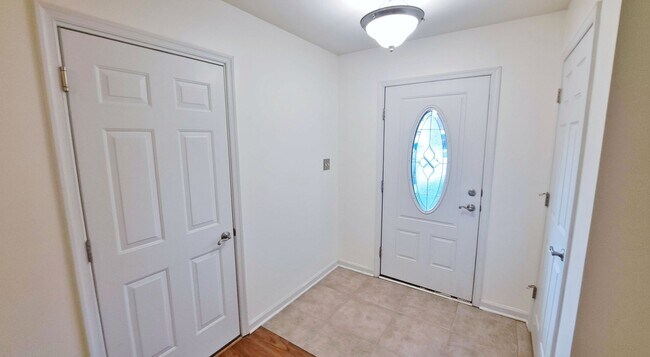 Building Photo - 3 Bed / 2-1/2 Bath Single Family Townhome with 1-Car Garage