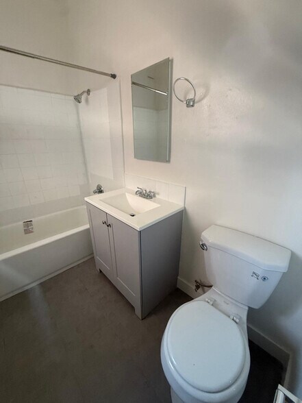 Building Photo - 1117 S Norton Ave