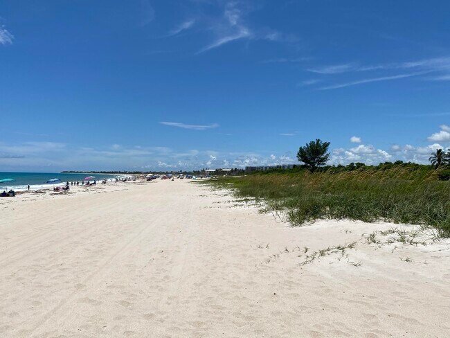 Building Photo - 956 Tulip Ln