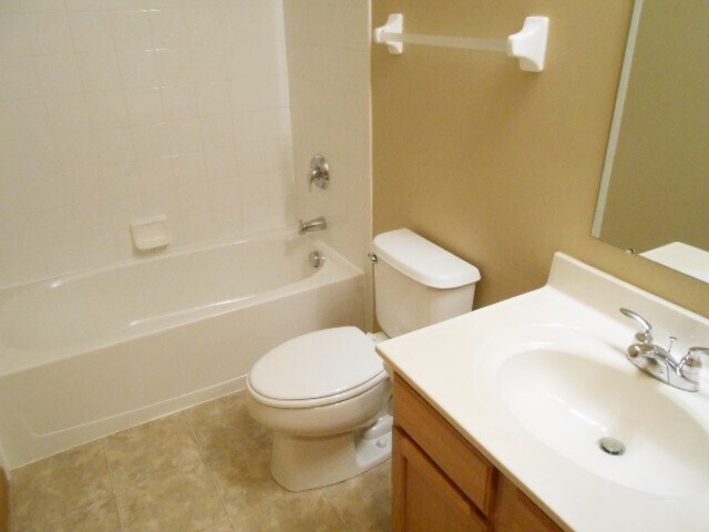 Building Photo - 2271 Landcrest Dr