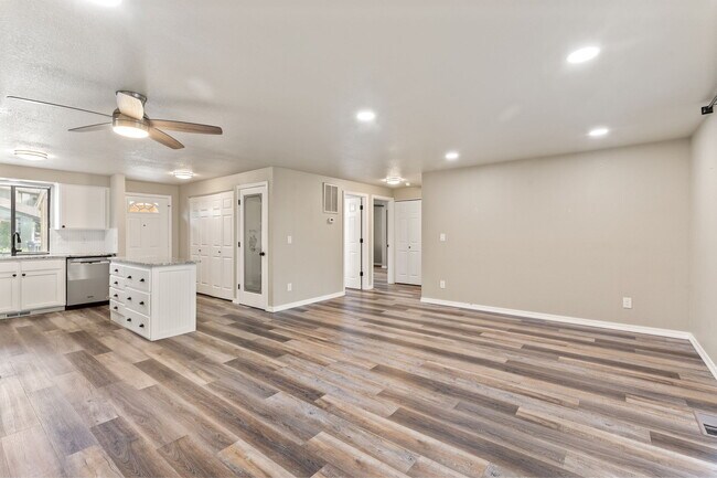 Building Photo - 1100 Excalibur Dr