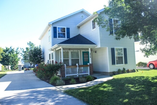 Building Photo - 376 W Plum Pl
