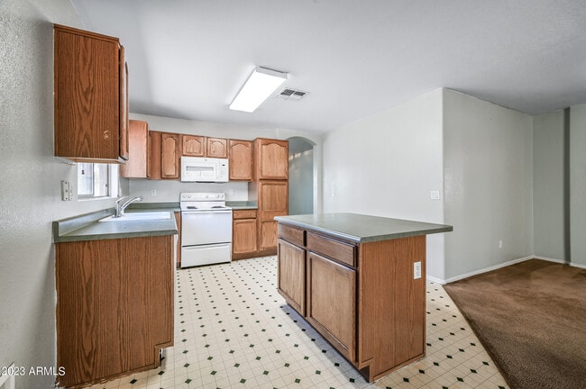 Building Photo - 808 W Roeser Rd