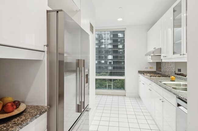 Windowed Eat-in kitchen - 845 United Nations Plz