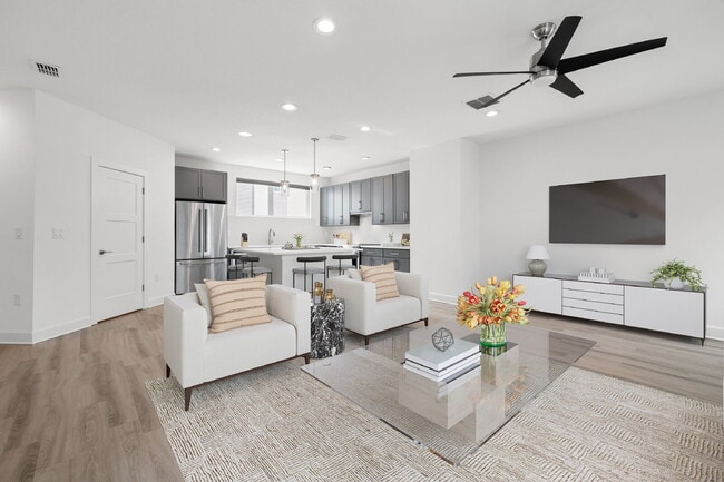 Building Photo - BEAUTIFUL Townhome For Rent in Downtown St Petersburg!