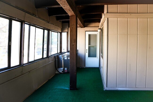 Building Photo - 3 Bedroom Rockrimmon Condo, NO DEPOSIT AND...