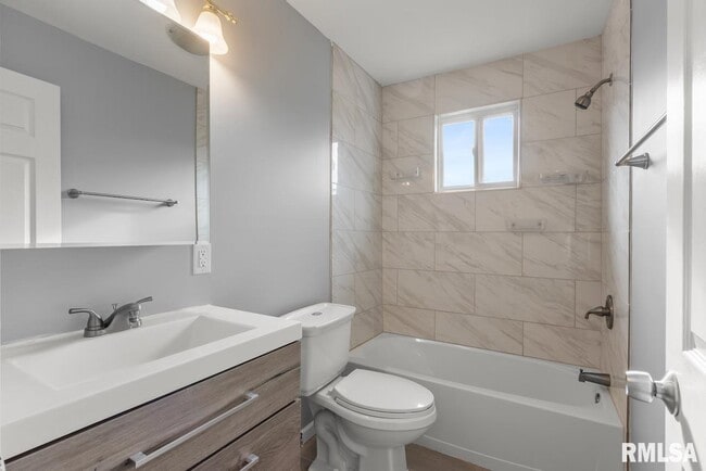 Building Photo - 2022 W Glen Ave