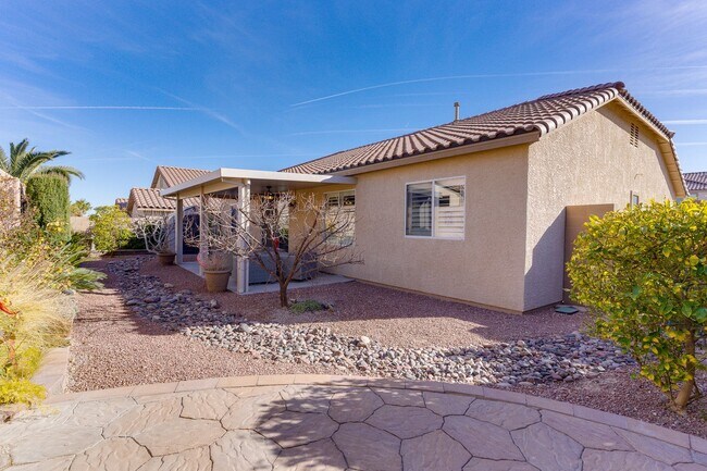 Building Photo - Fully Furnished Single-Story Gem in Peacef...