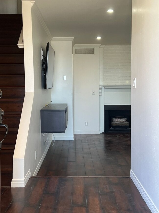 Building Photo - Cabrini 2 bedroom townhome