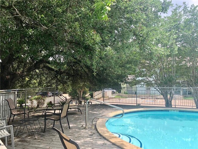 Building Photo - 3204 Menchaca Rd