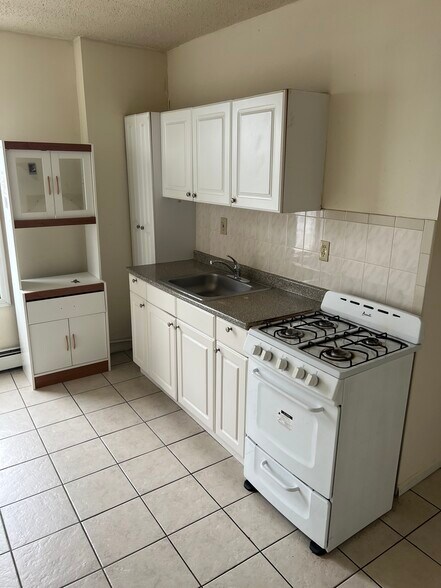 Primary Photo - 72 Parkhurst St