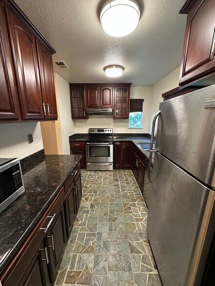 Kitchen - 137 Temescal Cir