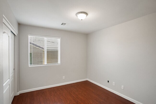 Building Photo - 4 Bedroom, 3 Den West Side Home
