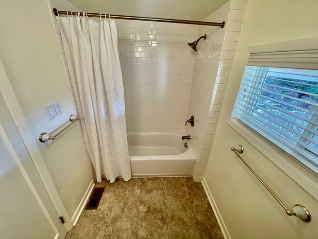 Building Photo - Are you looking for a short 4 Month Lease? Discover 2BD/2B Single-Family Home!