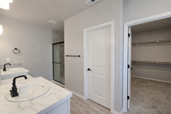 Building Photo - SOUTHRIDGE HOME! Modern Comfort Meets Everyday Convenience!