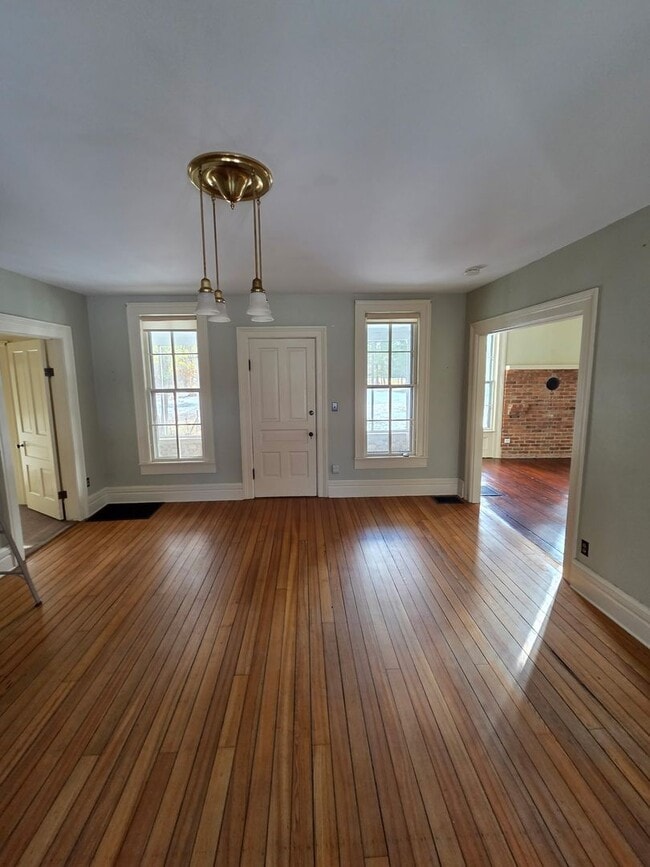 Building Photo - 4 Bed 2 Bath