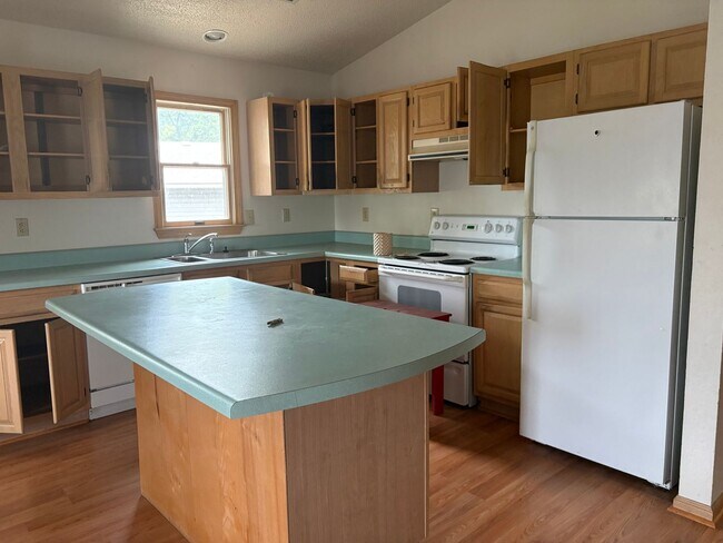 Building Photo - 3 Bedroom 2 Bath Home in Colington $2195/mo