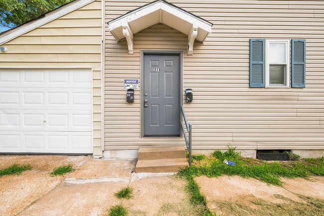 Building Photo - 511 Schirmer St