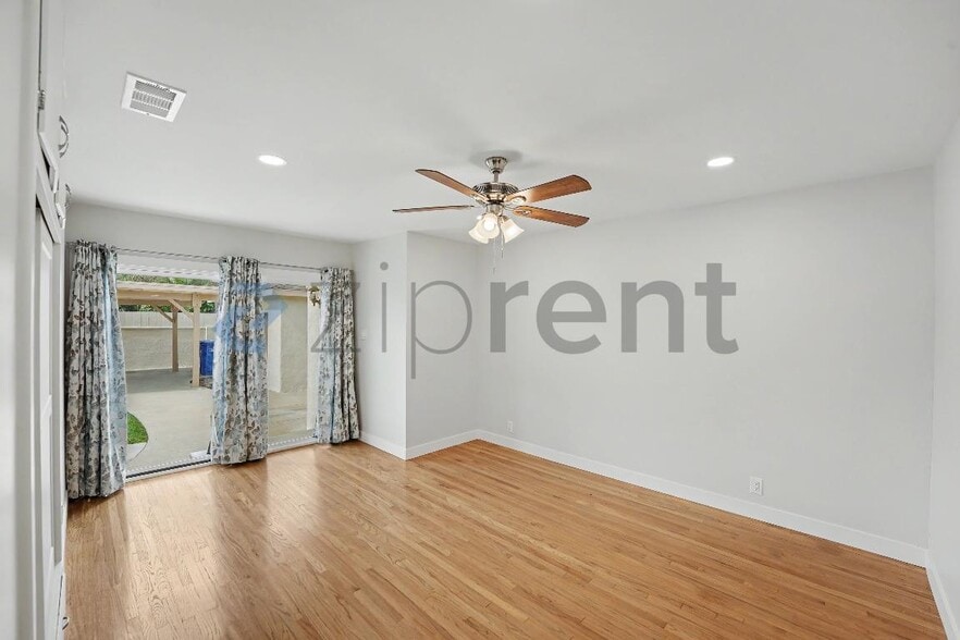 Building Photo - Unit