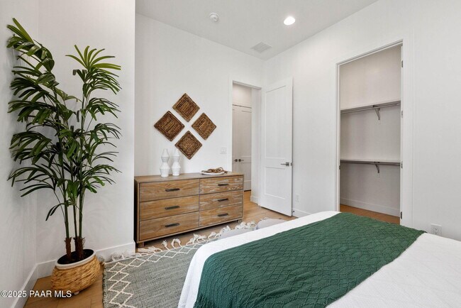 Building Photo - 1109 S Lakeview Dr