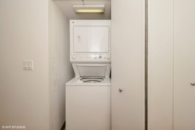 Building Photo - 565 W Quincy St