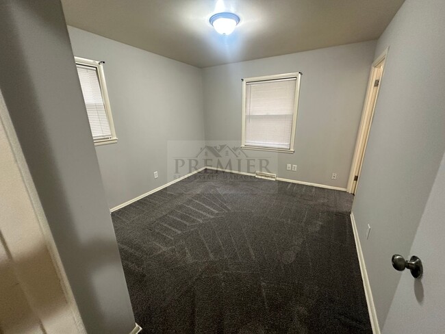 Building Photo - 3 bed / 2 1/2 bath house for rent-9720 Hil...