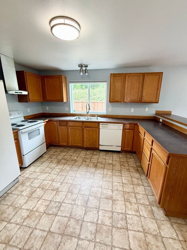 Building Photo - 1532 NE Echo Dr