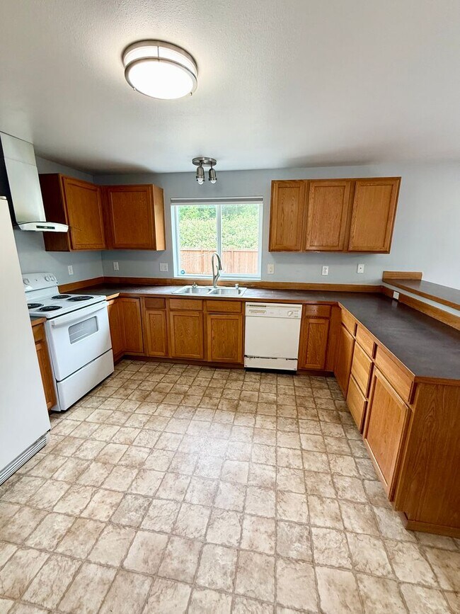 Building Photo - Spacious house in Bremerton.