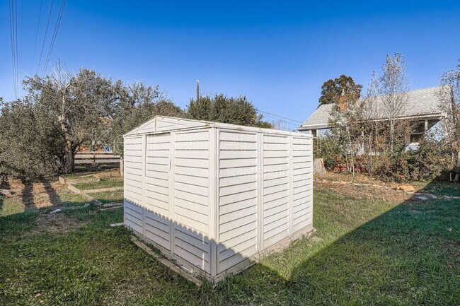 Building Photo - 1010 Jay St