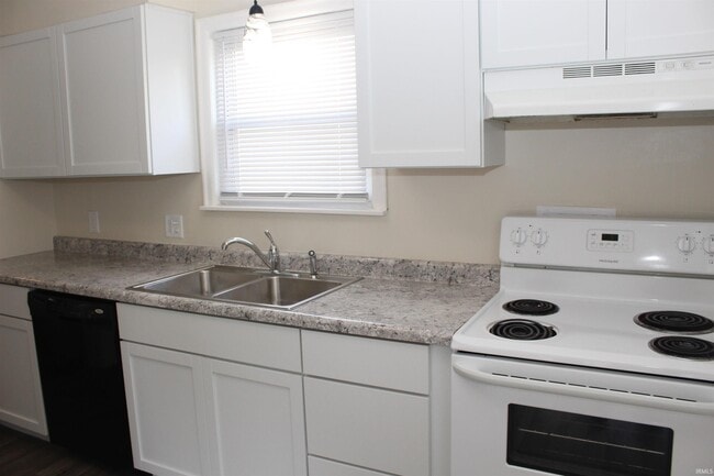 Building Photo - 2100 E Gum St