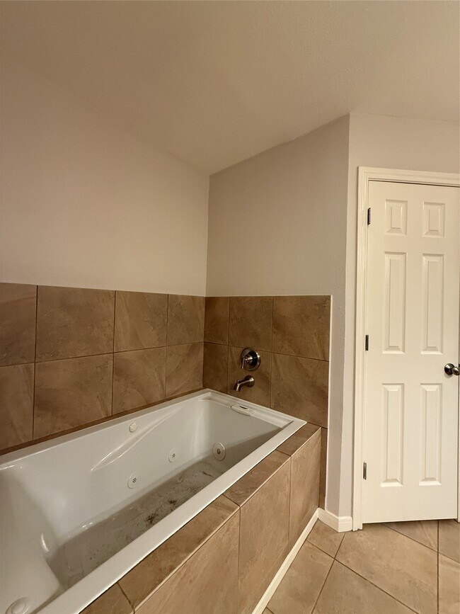 Building Photo - 5935 Wildbriar Ln