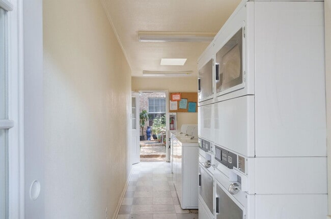 Building Photo - 1240 Barton Hills Dr