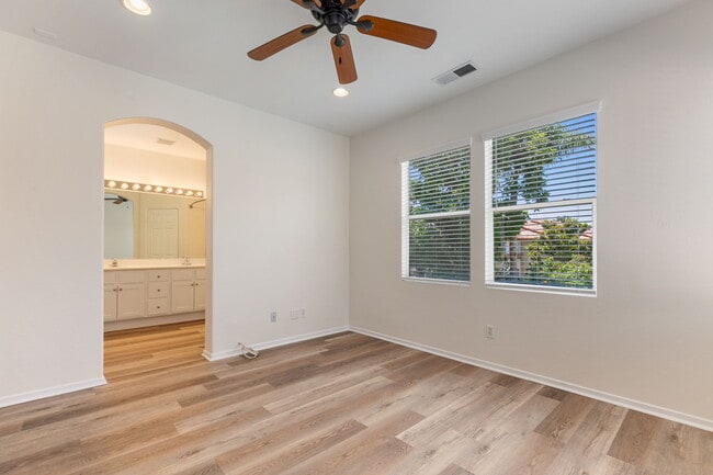 Building Photo - 633 Sumner Way