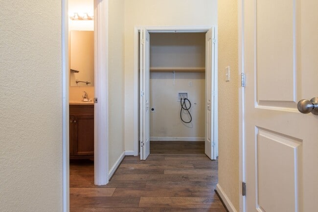 Building Photo - MOVE IN READY 3 Bedroom!