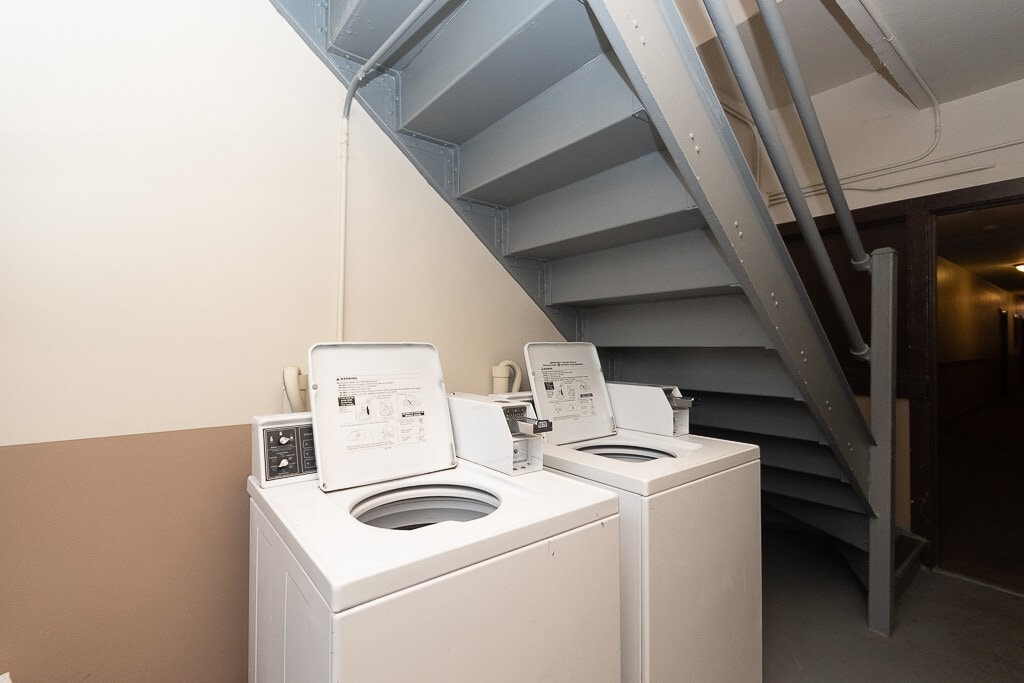 Building Photo - 823 W Diversey Pkwy