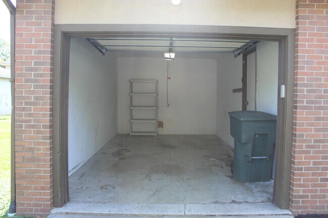 Building Photo - 1800 Quarry Ridge Dr
